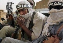 Les combats entre factions djihadistes rivales continuent