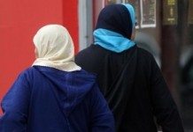 L’obsession française sur le voile: Alain Finkielkraut, Élisabeth Badinter…