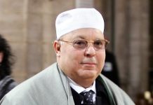 Remugles au sein de la mosquée de Paris