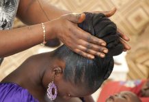 Photos, le monde sensuel d’un salon de coiffure au Sénégal
