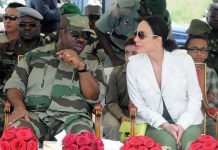 Gabon, une junte militaire en costume cravate