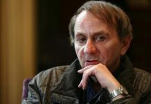 La légion du déshonneur remise par Macron à Michel Houellebecq