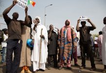 Mali, la junte militaire réprime les manifestations anti françaises