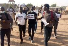 Idriss Déby reçoit Macron mais poursuit la répression