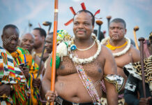 Ce Roi africain avec ses Rolls, son harem et sa fille chanteuse