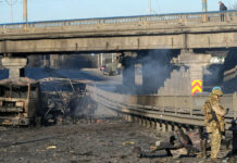 L’armée russe: un excès de confiance au sommet, une base démotivée