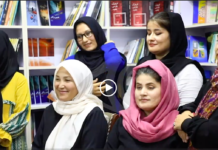 Des femmes afghanes aménagent une bibliothèque clandestine à Kaboul