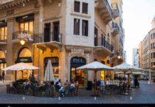 Un café matinal à Beyrouth, oui, mais à quel prix?