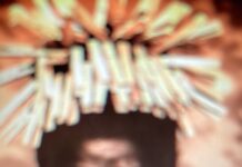 L’artiste queer Zanele Muholi bouleverse les codes de la beauté