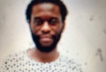 Le sculpteur Moffat Takadiwa (Zimbabwe) transforme des rebuts en tentures