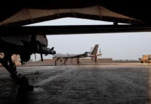 Des jeunes Nigériens s’en prennent au camp militaire français à Niamey