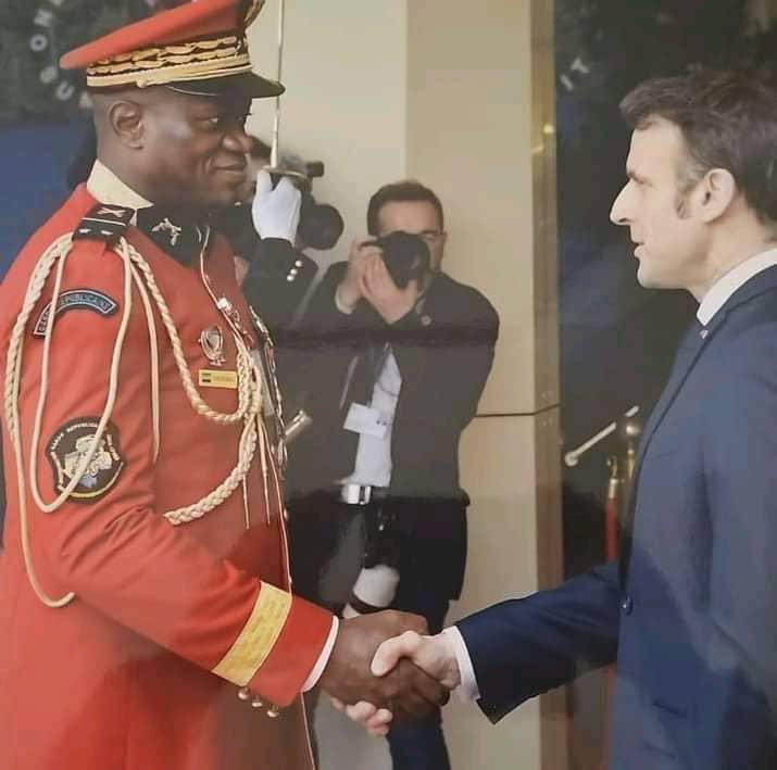 Brice Oligui Nguema et Emmanuel Macron à Libreville en mars 2023