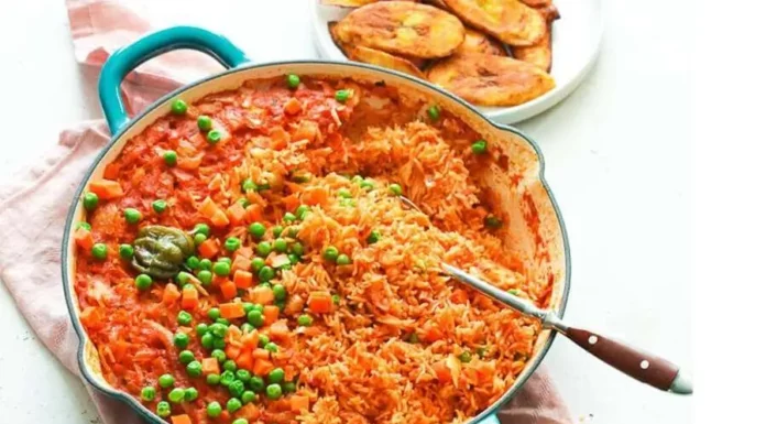 Saveurs africaines : le riz jollof, un soft power ? Un plat de riz jollof appétissant