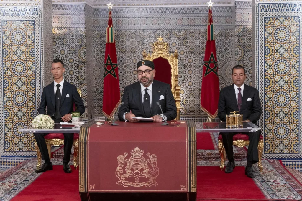 Le roi du Maroc Mohammed VI (au centre), accompagné de son fils, le prince héritier Moulay Hassan (à gauche) et son frère, le prince Moulay Rashid (à droite), lors de son allocution télévisée du 29 juillet 2021, à Tétouan.