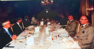Lorsque Emmanuel Macron s’est rendu en Algérie l’été 2023, le président français était accompagné par Bernard Emié ( à droite sur l’image), le patron de la DGSE (services français). On le découvre en pleine conversation avec le général Djebbar M’henna, (le second sur la gauche)