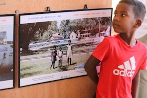 Un enfant à une exposition retraçant le 50e anniversaire de l'arrivée des derniers déportés Chagossiens en 2023
