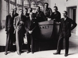 Les membres de la Mission Dakar-Djibouti en mai 1931, au Musée d'ethnographie du Trocadéro. De gauche à droite : André Schaeffner, Jean Mouchet, Georges Henri Rivière, Michel Leiris, le prince Michel Oukhtomsky[note 1], Marcel Griaule, Éric Lutten, Jean Moufle, Gaston-Louis Roux, Marcel Larget (coll. particulière)