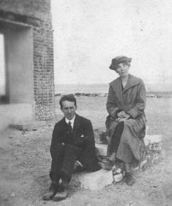 Gertrude Bell with T.E. Lawrence circa 1920 (Credit: Gertrude Bell Archive, Newcastle University)