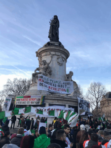 Divisée entre islamistes, démocrates et berbéristes, la diaspora algérienne porte, chaque dimanche place de la République, le flambeau du Hirak