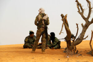 Des combattants touaregs se reposent dans le désert malien. Les tensions croissantes entre l’Algérie et le Mali sont engendrées par un désaccord sur la façon de faire face à la rébellion touarègue qui remonte à douze ans, centrée sur la région frontalière entre les deux pays.