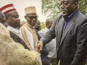 L’ancien président de la République démocratique du Congo, Joseph Kabila (au premier plan à droite), rencontre des leaders religieux dans sa résidence de Kinyogote, située dans la partie de Goma contrôlée par le M23, dans l’est du Congo, le jeudi 29 mai 202