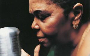 Le groupe, formé en hommage à « la diva aux pieds nus », est composé de la fine fleur de la musique capverdienne actuelle : Ceuzany, Elida Almeida et Lucibela au chant et Teofilo Chantre à la guitare.