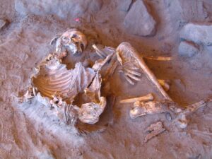 Un des deux individus momifiés retrouvés sur le site de Takarkori au Sud de l'actuelle Libye. Archaeological Mission in the Sahara, Sapienza University of Rome