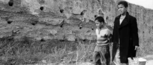 La falaise est le premier court métrage de Faouzi Bensaïdi, réalisateur marocain qui a continué, après ce premier succès montrant déjà sa patte spéciale, avec Trajet et Le mur,