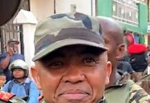 Le colonel Michael Randrianirina au pied du mur à Madagascar
