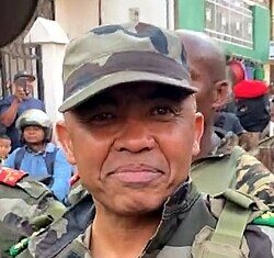 Le colonel Michael Randrianirina au pied du mur à Madagascar