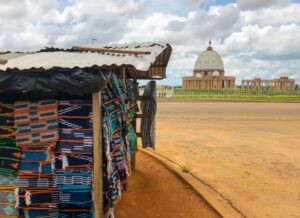 Yamoussoukro incarne surtout le délire d’un Président qui a voulu faire de son petit village le centre du monde et qui a dépensé, sans compter, pour réaliser son rêve. Marbre, granit et béton armé coulent à flots dans cette ville qui n’a de capitale que le nom.