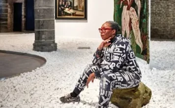 Notre video d’Otobong Nkanga qui illumine le MAM à Paris