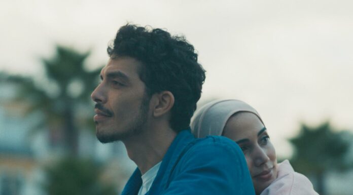 «Derrière les palmiers» : un Maroc en tension sous le regard de Meryem Benm’Barek