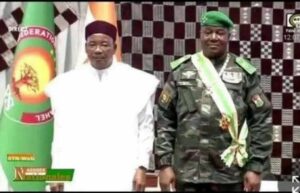 L'ex Président issoufou et le patron de la junte, lamain dans la main