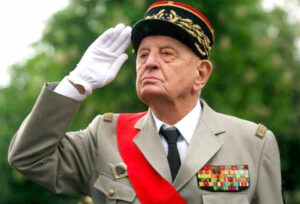 Le tristement célèbre général Marcel Bigeard a été l’un des derniers Français à diriger la base militaire de Diego Suarez dans les années 70.