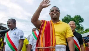 L’ancien judoka, réputé proche de Moscou, a rencontré la vice-présidente de la Douma – la chambre basse du Parlement russe – mais aussi le vice-ministre de l’Énergie et des hommes d’affaires.