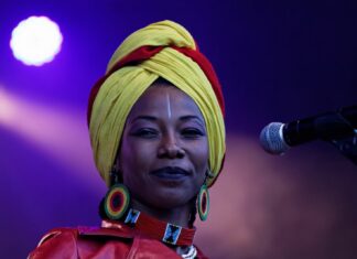 Fatoumata Diawara illumine Hope Power aux Folies Bergère (5 décembre)