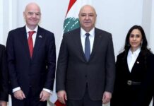 Liban, le tabou de la transmission maternelle de la Nationalité Le 25 novembre, le président Joseph Aoun (au centre) a reçu le président de la FIFA, Gianni Infantino (à gauche), et son épouse Leena Al Ashqar au palais présidentiel de Baabda. (Twitter @LBpresidency)