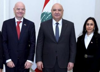 Liban, le tabou de la transmission maternelle de la Nationalité Le 25 novembre, le président Joseph Aoun (au centre) a reçu le président de la FIFA, Gianni Infantino (à gauche), et son épouse Leena Al Ashqar au palais présidentiel de Baabda. (Twitter @LBpresidency)