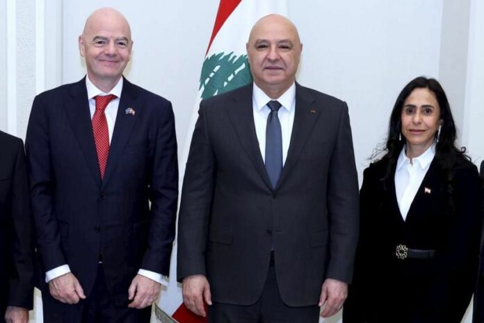 5 Le 25 novembre, le président Joseph Aoun (au centre) a reçu le président de la FIFA, Gianni Infantino (à gauche), et son épouse Leena Al Ashqar au palais présidentiel de Baabda. (Twitter @LBpresidency)