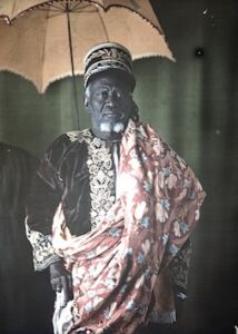 Zounon Medjé, roi de la nuit photographié par Georges Chevalier dans le studio des Archives de la Planète à Boulogne sur Seine, le 17 juillet 1931.