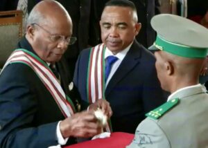 Le colonel Randrianirina, chef du CAPSAT, une unité de l'armée qui s'est mutinée et s'est jointe aux manifestants antigouvernementaux le week-end dernier, a lu le serment présidentiel lors d'une cérémonie à la Haute cour constitutionnelle à Antananarivo