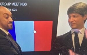 Ali Faisal Ba’Alawi, directeur de la FIU des Émirats arabes unis, et Guillaume Valette-Valla, directeur de Tracfin, lors de la signature de l’accord