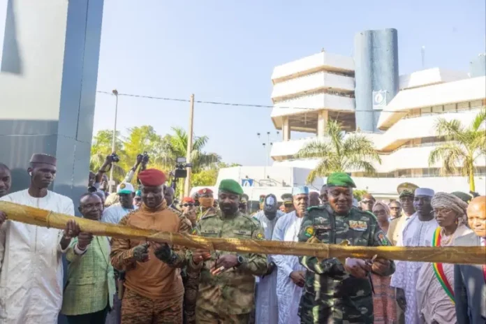 inauguration Inauguration du siège de la Banque confédérale d'investissement et de développement de (BCID-AES).