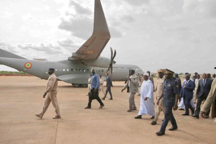 Cérémonie de réception de 4 Super Tucano, en présence du Président Ibrahim Boubacar Keita (en blanc), le 11 juillet 2018.