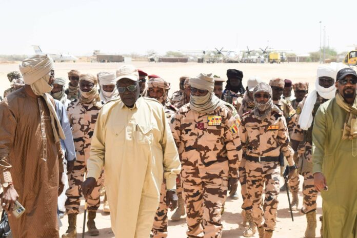 Délégation à Tiné, le 22 mars. Le général ministre de la Défense, en boubou jaune, au centre.