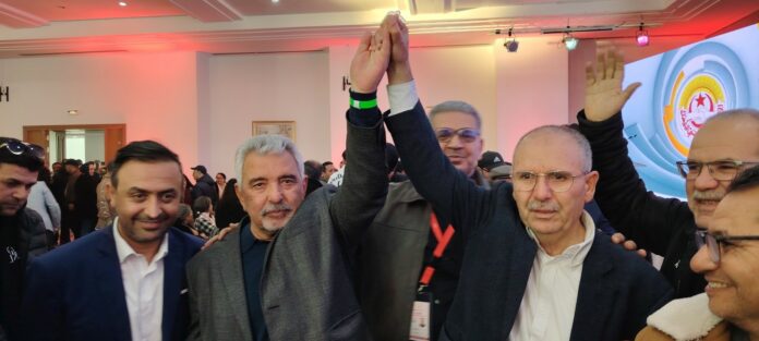 Salah Eddine Selmi, au centre, costume gris, cheveux blancs.