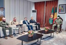 Au Mali, Moscou dit « niet » au scénario syrien Assimi Goïta, l'ambassadeur russe, Igor Gromiko et des officiers d'Africa Corps