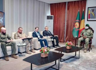 Au Mali, Moscou dit « niet » au scénario syrien Assimi Goïta, l'ambassadeur russe, Igor Gromiko et des officiers d'Africa Corps