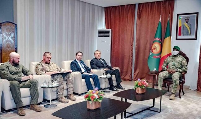 Au Mali, Moscou dit « niet » au scénario syrien Assimi Goïta, l'ambassadeur russe, Igor Gromiko et des officiers d'Africa Corps